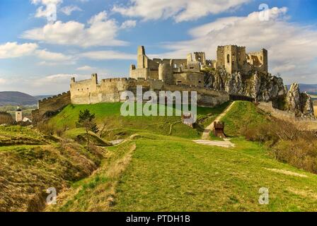 Ruines du château de Beckov en Slovaquie Banque D'Images