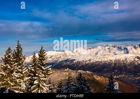 Dolomites de Brenta vu de Monte Bondone Banque D'Images