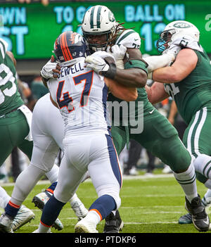 East Rutherford, New Jersey, USA. 8 octobre, 2018. New York Jets offensive guard James Carpenter (77) blocs Denver Broncos secondeur Josey Jewell (47) lors d'un match de la NFL entre les Broncos de Denver et les New York Jets à MetLife Stadium à East Rutherford, New Jersey. Les Jets défait les Broncos 34-16. Duncan Williams/CSM/Alamy Live News Banque D'Images