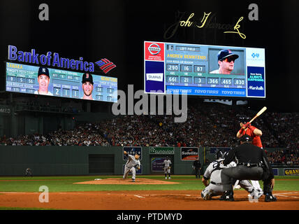 Le lanceur partant des Yankees de New York Masahiro Tanaka offre un emplacement pour les Red Sox de Boston's Andrew Benintendi pendant la partie 2 de la Division de la ligue américaine à série Fenway Park à Boston, Massachusetts, United States, 6 octobre 2018. Credit : AFLO/Alamy Live News Banque D'Images