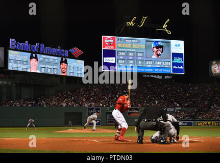 Le lanceur partant des Yankees de New York Masahiro Tanaka offre un emplacement pour les Red Sox de Boston's Mookie Betts au cours du jeu 2 de la Division de la ligue américaine à série Fenway Park à Boston, Massachusetts, United States, 6 octobre 2018. Credit : AFLO/Alamy Live News Banque D'Images