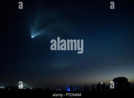 10-7-18. Vandenberg AFB. CA. SpaceX F9 à travers la côte ouest steaks après un lancé avec succès d'une fusée Falcon 9 dimanche à 7:21 p.m, avec un 1A, un SAOCOM satellite d'observation radar pour l'Argentine, puis retourné le booster pour un atterrissage à Vandenberg Air Force Base, en Californie, pour la première fois. Photo par Gene Blevins/LA DailyNews/ZUMAPRESS Crédit : Gene Blevins/ZUMA/Alamy Fil Live News Banque D'Images