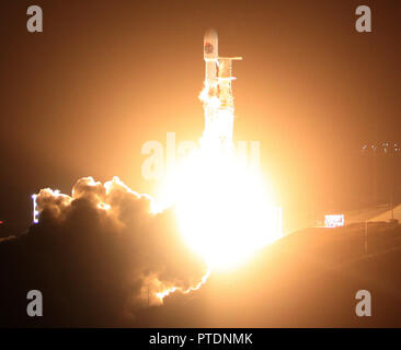 10-7-18. Vandenberg AFB. CA. SpaceX F9 lancé avec succès d'une fusée Falcon 9 dimanche à 7:21 p.m, avec un 1A, un SAOCOM satellite d'observation radar pour l'Argentine, puis retourné le booster pour un atterrissage à Vandenberg Air Force Base, en Californie, pour la première fois. Photo par Gene Blevins/LA DailyNews/ZUMAPRESS Crédit : Gene Blevins/ZUMA/Alamy Fil Live News Banque D'Images