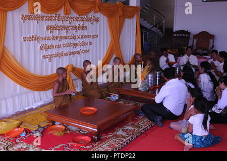 La province de Kandal, Cambodge. Octobre 9th, 2018. Les Cambodgiens prier les moines bouddhistes dans un temple pendant le Pchum Ben festival, également connu sous le nom de 'ancêtres' Day'. Credit : Kraig Lieb / Alamy Live News Banque D'Images