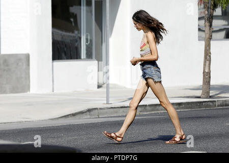 Margaret Qualley est vu l'ensemble de 'Il était une fois à Hollywood" sur le Boulevard Burbank, le 6 octobre 2018 à Burbank, Californie. Dans le monde d'utilisation | Banque D'Images