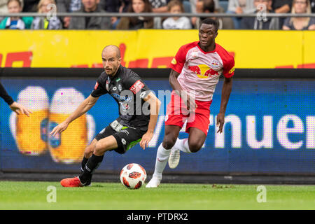 Diadie Samassekou (Red Bull Salzbourg) Fabian Koch (Sturm Graz) lors de 'Autriche Bundesliga Tipico' match entre Sturm Graz 1-2 Red Bull Salzbourg à Merkur Arena sur Octobre 07, 2018 à Graz, en Autriche. Credit : Maurizio Borsari/AFLO/Alamy Live News Banque D'Images