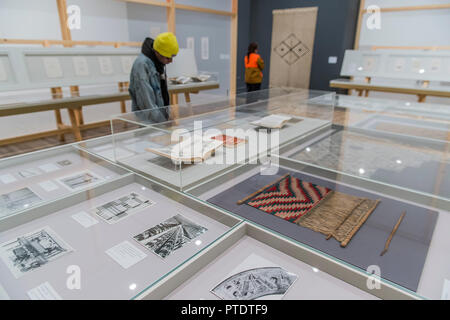 Londres, Royaume-Uni. 9 octobre 2018. Anni Albers exposition au Tate Modern. Rassemblant ses œuvres les plus importantes de collections majeures aux Etats-Unis et en Europe, dont un grand nombre sera montré au Royaume-Uni pour la première fois. Et c'est ouverture devant le centenaire du Bauhaus en 2019. Crédit : Guy Bell/Alamy Live News Banque D'Images