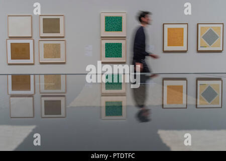 Londres, Royaume-Uni. 9 octobre 2018. Anni Albers exposition au Tate Modern. Rassemblant ses œuvres les plus importantes de collections majeures aux Etats-Unis et en Europe, dont un grand nombre sera montré au Royaume-Uni pour la première fois. Et c'est ouverture devant le centenaire du Bauhaus en 2019. Crédit : Guy Bell/Alamy Live News Banque D'Images