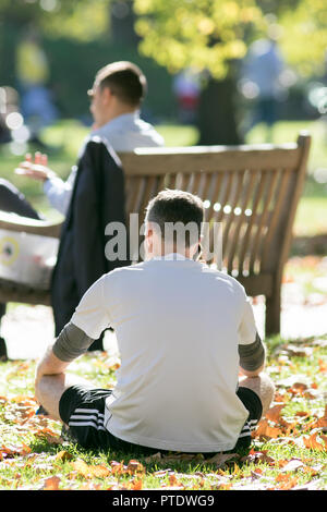 London UK. 9e Ocrober 2018. Les gens apprécient le soleil de l'après-midi à Saint James Park couvert de feuilles tombées sur une chaude journée d'automne en octobre devrait être le mois le plus chaud en sept ans que l'été indien renvoie Crédit : amer ghazzal/Alamy Live News Banque D'Images