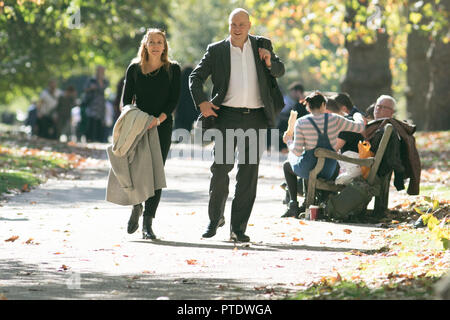 London UK. 9e Ocrober 2018. Un couple se promener dans l'après-midi ensoleillé de Saint James's Park couvert de feuilles tombées sur une chaude journée d'automne en octobre devrait être le mois le plus chaud en sept ans que l'été indien renvoie Crédit : amer ghazzal/Alamy Live News Banque D'Images