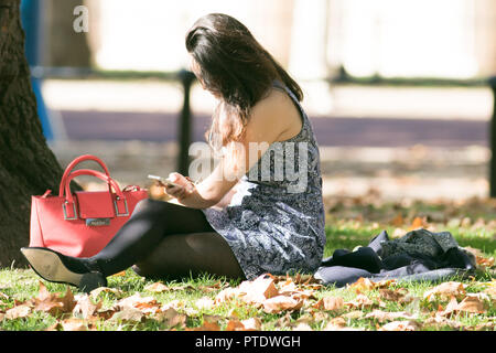 London UK. 9e Ocrober 2018. Les gens apprécient le soleil de l'après-midi à Saint James Park couvert de feuilles tombées sur une chaude journée d'automne en octobre devrait être le mois le plus chaud en sept ans que l'été indien renvoie Crédit : amer ghazzal/Alamy Live News Banque D'Images