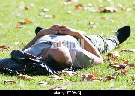 London UK. 9e Ocrober 2018. Un homme bénéficiant d'une sieste dans l'après-midi ensoleillé de Saint James's Park couvert de feuilles tombées sur une chaude journée d'automne en octobre devrait être le mois le plus chaud en sept ans que l'été indien renvoie Crédit : amer ghazzal/Alamy Live News Banque D'Images