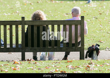 London UK. 9e Ocrober 2018. Les gens apprécient le soleil de l'après-midi à Saint James Park couvert de feuilles tombées sur une chaude journée d'automne en octobre devrait être le mois le plus chaud en sept ans que l'été indien renvoie Crédit : amer ghazzal/Alamy Live News Banque D'Images