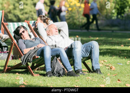 London UK. 9e Ocrober 2018. Les gens attraper une sieste dans l'après-midi ensoleillé de Saint James's Park couvert de feuilles tombées sur une chaude journée d'automne en octobre devrait être le mois le plus chaud en sept ans que l'été indien renvoie Crédit : amer ghazzal/Alamy Live News Banque D'Images