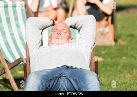 London UK. 9e Ocrober 2018. Un homme attraper une sieste dans l'après-midi ensoleillé de Saint James's Park couvert de feuilles tombées sur une chaude journée d'automne en octobre devrait être le mois le plus chaud en sept ans que l'été indien renvoie Crédit : amer ghazzal/Alamy Live News Banque D'Images