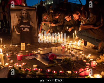 Sofia, Bulgarie. Le 08 octobre 2018. Les participants d'un vigile pour brutalement tué journaliste Viktoria Marinova bougies d'éclairage dans sa mémoire. Crédit Crédit : Anastas Tarpanov : Anastas Tarpanov/Alamy Live News Banque D'Images