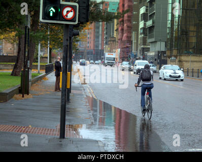 Glasgow, Écosse, Royaume-Uni, 9 octobre 2018. Météo France : la pluie et le vent au cours des derniers jours ont laissé des traces dans les rues et les piétons qu'ils font leur chemin autour de la ville avec la combinaison de trafic avec les chaussées inondées . Gérard Ferry/Alamy news Crédit : Gérard ferry/Alamy Live News Banque D'Images