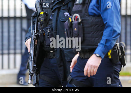 Downing Street. Londres, Royaume-Uni 9 Oct 2018 - policiers armés à Downing Street comme ministres assistent à la première réunion du Cabinet après la Conférence des Parties. Credit : Dinendra Haria/Alamy Live News Banque D'Images