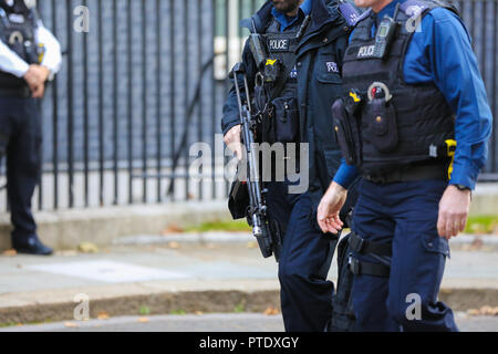 Downing Street. Londres, Royaume-Uni 9 Oct 2018 - policiers armés à Downing Street comme ministres assistent à la première réunion du Cabinet après la Conférence des Parties. Credit : Dinendra Haria/Alamy Live News Banque D'Images