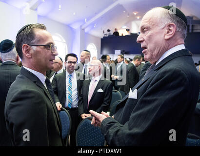 09 octobre 2018, Berlin : Heiko Maas (l, SPD), le ministre des Affaires étrangères, et Ronald S. Lauder, président du Congrès juif mondial et fondateur de la fondation du même nom, converser à l'ordination solennelle de rabbins et des cantors dans la Synagogue Beth Zion dans le quartier de Mitte. Photo : Bernd von Jutrczenka/dpa Banque D'Images