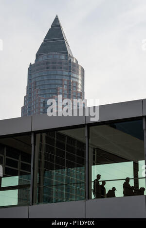 Francfort, Allemagne. 09 octobre 2018, Hessen, Frankfurt Main : Les gens à pied sur le terrain de la foire du livre de Francfort. La tour se dresse à l'arrière-plan. Le plus grand book show aura lieu du 10 au 14 octobre. Photo : Silas Stein/dpa dpa : Crédit photo alliance/Alamy Live News Banque D'Images