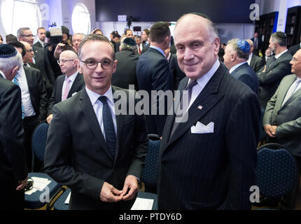 09 octobre 2018, Berlin : Heiko Maas (l, SPD), le ministre des Affaires étrangères, et Ronald S. Lauder, président du Congrès juif mondial et fondateur de la fondation du même nom, converser à l'ordination solennelle de rabbins et des cantors dans la Synagogue Beth Zion dans le quartier de Mitte. Photo : Bernd von Jutrczenka/dpa Banque D'Images