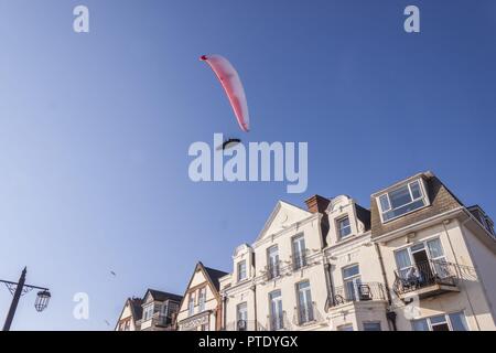 Sidmouth, 9th octobre 18 les planeurs de Para se sont joints aux mouettes qui vogurent au-dessus de l'Esplanade de bord de mer à Sidmouth ce soir, en profitant du fabuleux temps d'automne. Banque D'Images