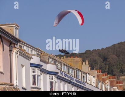 Sidmouth, 9th octobre 18 les planeurs de Para se sont joints aux mouettes qui vogurent au-dessus de l'Esplanade de bord de mer à Sidmouth ce soir, en profitant du fabuleux temps d'automne. Banque D'Images