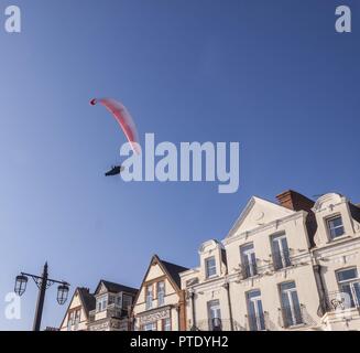 Sidmouth, 9th octobre 18 les planeurs de Para se sont joints aux mouettes qui vogurent au-dessus de l'Esplanade de bord de mer à Sidmouth ce soir, en profitant du fabuleux temps d'automne. Banque D'Images