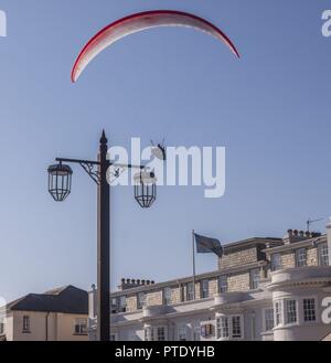 Sidmouth, 9th octobre 18 les planeurs de Para se sont joints aux mouettes qui vogurent au-dessus de l'Esplanade de bord de mer à Sidmouth ce soir, en profitant du fabuleux temps d'automne. Banque D'Images