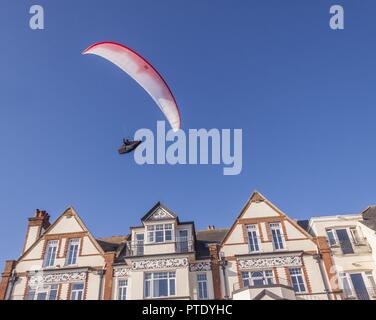 Sidmouth, 9th octobre 18 les planeurs de Para se sont joints aux mouettes qui vogurent au-dessus de l'Esplanade de bord de mer à Sidmouth ce soir, en profitant du fabuleux temps d'automne. Banque D'Images