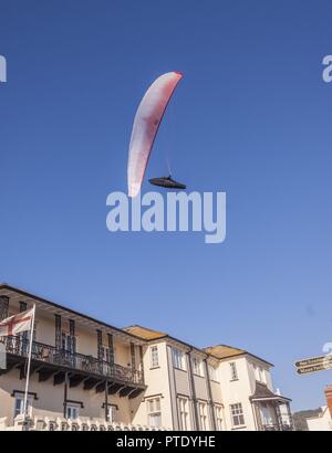 Sidmouth, 9th octobre 18 les planeurs de Para se sont joints aux mouettes qui vogurent au-dessus de l'Esplanade de bord de mer à Sidmouth ce soir, en profitant du fabuleux temps d'automne. Banque D'Images