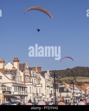 Sidmouth, 9th octobre 18 les planeurs de Para se sont joints aux mouettes qui vogurent au-dessus de l'Esplanade de bord de mer à Sidmouth ce soir, en profitant du fabuleux temps d'automne. Banque D'Images