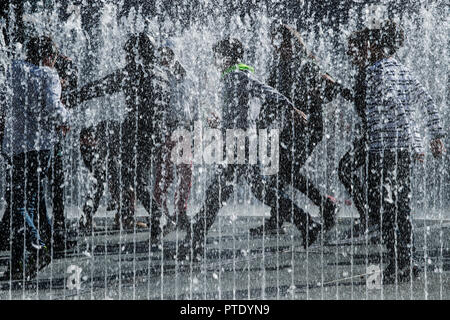 09 octobre 2018, Berlin, Bonn : Les enfants jouent dans l'installation 'chambres' circulaire apparaissant par artiste Jeppe Hein à partir de 2018. Photo : Federico Gambarini/dpa Banque D'Images