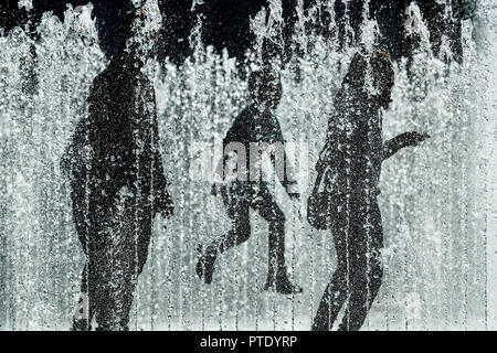 09 octobre 2018, Berlin, Bonn : Les enfants jouent dans l'installation 'chambres' circulaire apparaissant par artiste Jeppe Hein à partir de 2018. Photo : Federico Gambarini/dpa Banque D'Images