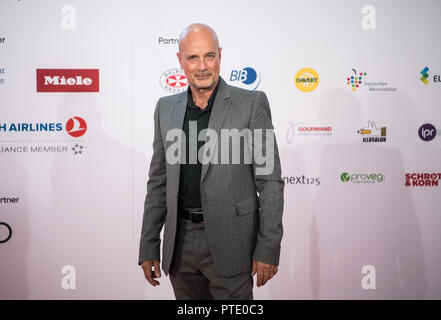 Francfort, Allemagne. 09 octobre 2018, Hessen, Frankfurt Main  : Christian Berkel, acteur, est debout sur le tapis rouge. Salon du livre de Francfort (10 octobre au 14 octobre 2018) est la plus grande foire du livre au monde. La Géorgie est l'invité d'honneur à la 70e foire du livre de Francfort. Photo : Andreas Arnold/dpa Banque D'Images