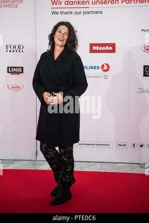 Francfort, Allemagne. 09 octobre 2018, Hessen, Frankfurt Main  : Sabine Vitua, actrice, est debout sur le tapis rouge. Salon du livre de Francfort (10 octobre au 14 octobre 2018) est la plus grande foire du livre au monde. La Géorgie est l'invité d'honneur à la 70e foire du livre de Francfort. Photo : Andreas Arnold/dpa Banque D'Images