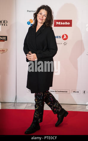 Francfort, Allemagne. 09 octobre 2018, Hessen, Frankfurt Main  : Sabine Vitua, actrice, est debout sur le tapis rouge. Salon du livre de Francfort (10 octobre au 14 octobre 2018) est la plus grande foire du livre au monde. La Géorgie est l'invité d'honneur à la 70e foire du livre de Francfort. Photo : Andreas Arnold/dpa Banque D'Images