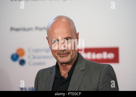 Francfort, Allemagne. 09 octobre 2018, Hessen, Frankfurt Main  : Christian Berkel, acteur, est debout sur le tapis rouge. Salon du livre de Francfort (10 octobre au 14 octobre 2018) est la plus grande foire du livre au monde. La Géorgie est l'invité d'honneur à la 70e foire du livre de Francfort. Photo : Andreas Arnold/dpa Banque D'Images