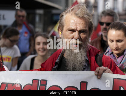 Strasbourg, France. 9 octobre, 2018. Un homme âgé vu tenant une bannière pendant la manifestation.Personnes démontrer pendant une journée de grève nationale, plus de Président français Emmanuel Macron's policies in Strasbourg, France. Credit : Elyxandro Cegarra SOPA/Images/ZUMA/Alamy Fil Live News Banque D'Images