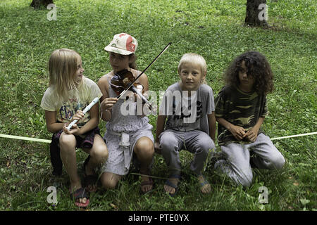 Sneznik, Inner Carniola, la Slovénie. 12Th Mar, 2018. Vu les enfants jouer un violon et une flûte pendant le festival. Credit : SOPA Images/ZUMA/Alamy Fil Live News Banque D'Images