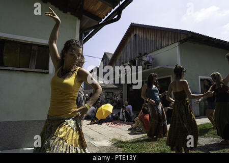 Sneznik, Inner Carniola, la Slovénie. 12Th Mar, 2018. Une femme danse pendant que le groupe joue la musique sur le balcon pendant le festival. Credit : SOPA Images/ZUMA/Alamy Fil Live News Banque D'Images