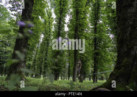 Sneznik, Inner Carniola, la Slovénie. 12Th Mar, 2018. Un homme vu marcher sur un fil pendant le festival. Credit : SOPA Images/ZUMA/Alamy Fil Live News Banque D'Images