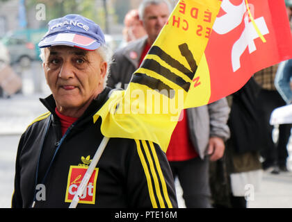 Un homme âgé vu tenant un drapeau pendant la manifestation. Les gens démontrer pendant une journée de grève nationale, plus de Président français Emmanuel Macron's policies in Strasbourg, France. Banque D'Images