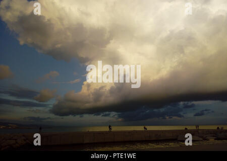 Barcelone, Catalogne, Espagne. 8 octobre, 2018. Les nuages orageux approche par rapport à une digue de Barcelone le lundi 8e soir. Crédit : Jordi Boixareu/ZUMA/Alamy Fil Live News Banque D'Images