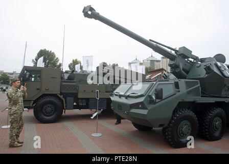 Kiev, Kiev, Ukraine. 9 octobre, 2018. Un soldat ukrainien vu prendre des photos de véhicules militaires au cours de la les armes et la sécurité internationale 2018 exposition à Kiev, Ukraine.L'exposition comprend 500 sociétés de 17 pays : États-Unis, Turquie, Chine, Emirats Arabes Unis, l'Allemagne, Pologne, République tchèque, Slovaquie, Croatie, Autriche, Luxembourg, Danemark, Lettonie, le Kazakhstan, l'Ukraine, qui ont comme 60 unités de machines et de 11 unités d'aéronefs. La durée de 4 jours. Crédit : Pavlo Gonchar SOPA/Images/ZUMA/Alamy Fil Live News Banque D'Images