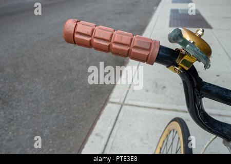 Cloche en bronze de cuivre sur la poignée d'un vélo stationné bardes Banque D'Images