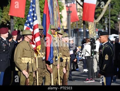 PARIS (14 juillet 2017) à l'étape avec un color guard d'enfiler la Première Guerre mondiale, des uniformes de l'époque, les soldats, marins, aviateurs et marines assignés aux unités en Europe et la 1ère Division d'infanterie, de Fort Riley, Kansas, stand dans les rangs avant le début de la parade militaire sur le jour de la Bastille. Une première dans l'histoire, les États-Unis ont conduit le défilé comme pays d'honneur cette année en commémoration du centenaire de l'entrée des États-Unis dans la Première Guerre mondiale et le partenariat de longue date entre la France et les États-Unis. Banque D'Images