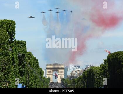 PARIS (14 juillet 2017) à l'étape avec un color guard d'enfiler la Première Guerre mondiale, des uniformes de l'époque, les soldats, marins, aviateurs et marines assignés aux unités en Europe et la 1ère Division d'infanterie, de Fort Riley, Kansas, stand dans les rangs avant le début de la parade militaire sur le jour de la Bastille. Une première dans l'histoire, les États-Unis ont conduit le défilé comme pays d'honneur cette année en commémoration du centenaire de l'entrée des États-Unis dans la Première Guerre mondiale et le partenariat de longue date entre la France et les États-Unis. Banque D'Images