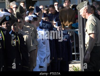 PARIS (14 juillet 2017) Les soldats, marins, aviateurs et marines assignés aux unités en Europe et la 1ère Division d'infanterie, de Fort Riley, Kansas, stand dans les rangs avant le début de la parade militaire sur le jour de la Bastille. Une première dans l'histoire, les États-Unis ont conduit le défilé comme pays d'honneur cette année en commémoration du centenaire de l'entrée des États-Unis dans la Première Guerre mondiale et le partenariat de longue date entre la France et les États-Unis. Banque D'Images